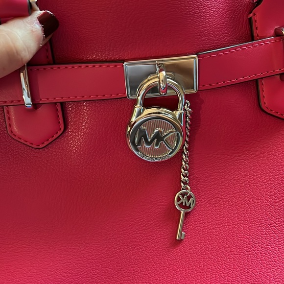 MICHAEL KORS Solid Fuchsia Pink Medium Size Handbag w/ shoulder straps, EUC. - Picture 10 of 11